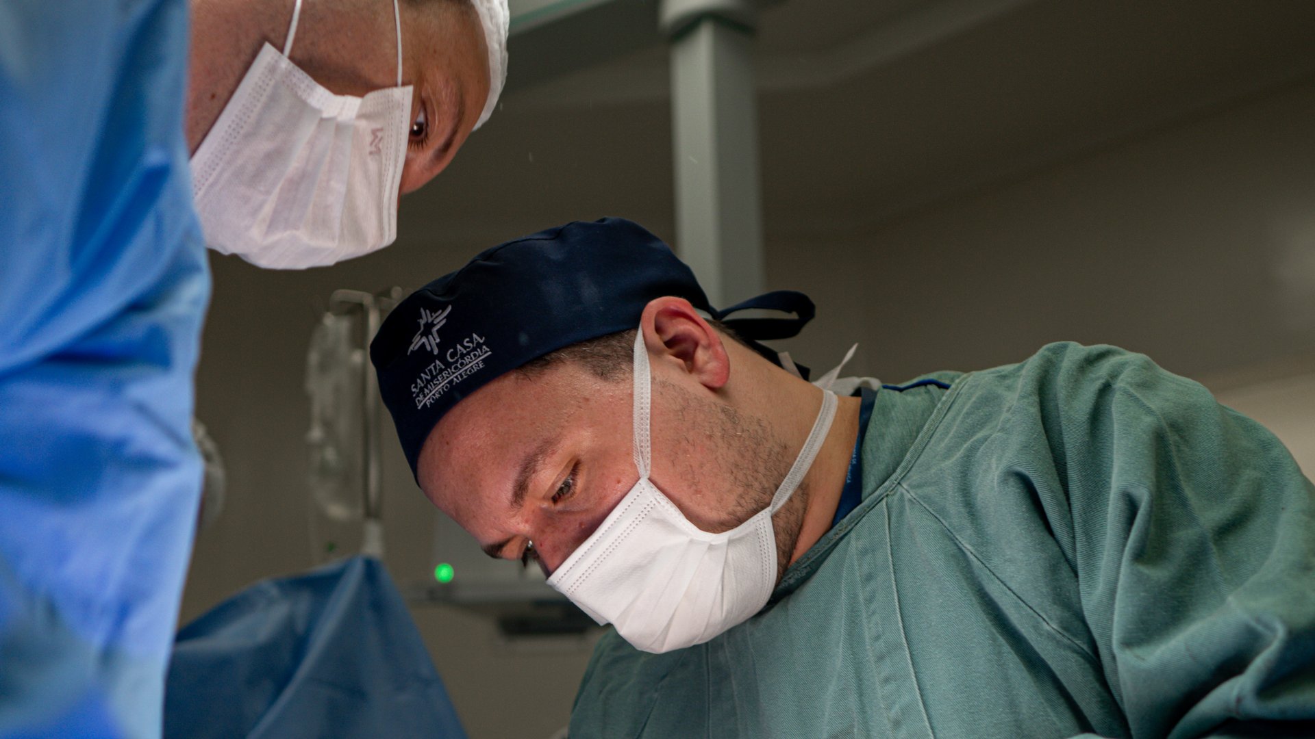 Dr. Ian Kauling em cirurgia